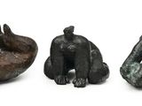 trois sculptures en bronze représentant un homme et une femme assis sur le dos