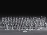beaucoup de verres à vin et un pichet sur la table
