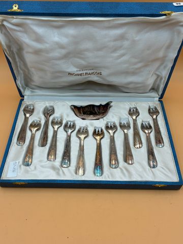 Coffret garni de 12 fourchettes à gâteau et une saucière en métal