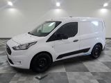 Fourgon utilitaire Ford Transit Connect 2020 dans une pièce blanche au sol à carreaux