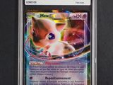 gros plan d'une carte pokemon sur une surface noire