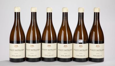 six bouteilles de vin sont alignées sur une table