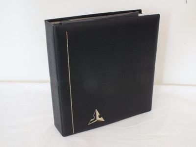l'image d'un livre noir avec un triangle doré sur la couverture