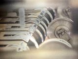 un gros plan sur le clavier d'un piano comportant de nombreux boutons