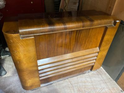 une vieille radio qui traîne dans un coin de la pièce