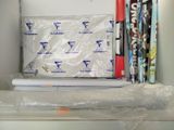 de nombreux rouleaux de papier d'emballage rangés dans une boîte sur une étagère