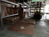 de nombreuses palettes en bois posées à même le sol dans un entrepôt