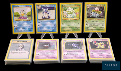 Plusieurs cartes Pokémon sont alignées sur une surface noire