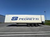 un camion semi-remorque garé dans un parking