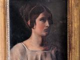 portrait d'une femme en robe blanche dans un cadre doré
