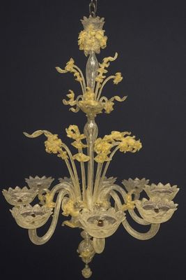 grand lustre en verre de Murano à neuf bras de lumière.