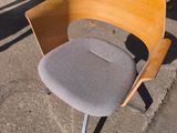 une chaise posée sur le trottoir devant des cartons