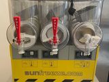 une machine posée sur un comptoir