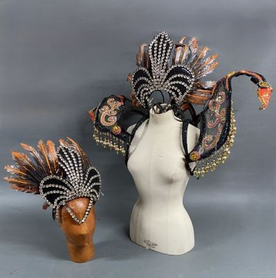 deux chapeaux ornés de plumes posés sur une tête de mannequin et un chapeau posé sur une tête de mannequin