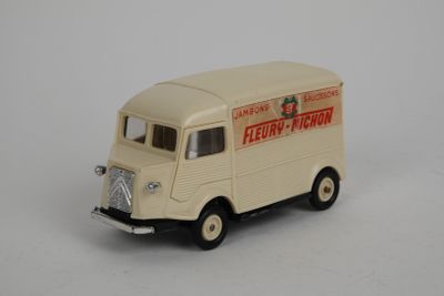 un camion jouet posé sur une surface blanche