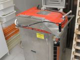 une machine placée au milieu d'une pièce