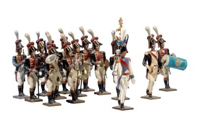 Plusieurs figurines représentant des hommes en uniforme sont alignées en rang