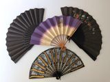 Plusieurs types de ventilateurs sont exposés sur une surface blanche
