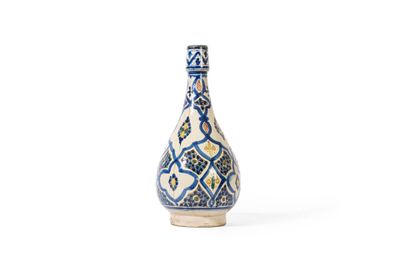 l'image d'un vase bleu et blanc posé sur une table