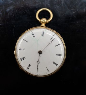 une montre de poche en or avec des chiffres romains sur le cadran
