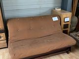 un lit futon au milieu d'un parquet