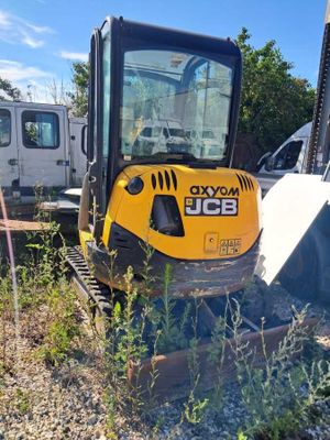 une photo d'un engin de chantier garé sur un parking