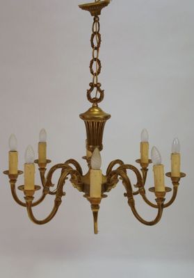 Lustre en bronze et laiton, à huit bras de lumière.
