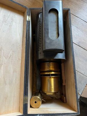 une boîte en bois contenant un objet en métal