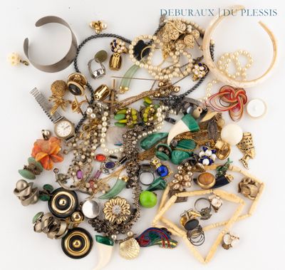 une pile de bijoux assortis sur une surface blanche
