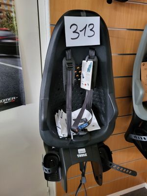 deux sièges pour bébés accrochés au mur dans un magasin