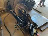 un homme travaillant sur une machine dans un garage