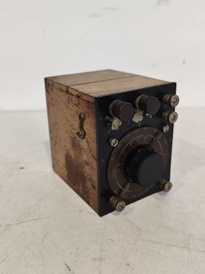 une vieille boîte en bois surmontée d'un bouton