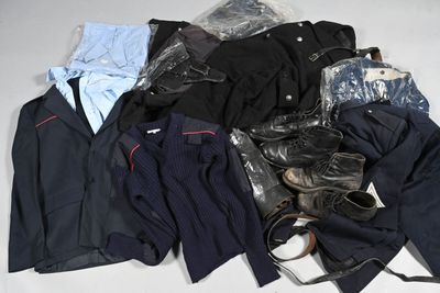 une pile de vêtements posée sur une table
