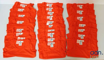 quatre paires de pantalons orange posées sur une table blanche