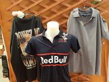 trois chemises exposées dans un magasin, sur un mannequin