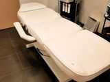 une photo d'une table de massage dans une pièce