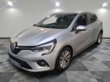une voiture argentée est garée sur le sol à carreaux d'un garage