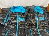 deux sacs de couchage noirs et bleus posés sur une table noire