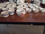 beaucoup de tasses et de soucoupes sur la table