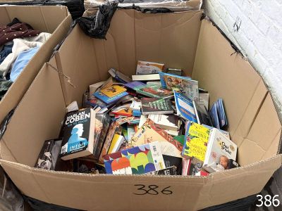 une boîte en carton remplie de livres posée par terre