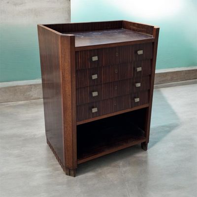 une photo d'une commode en bois avec des tiroirs dans une pièce