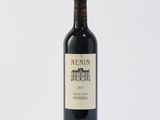 une bouteille de vin posée sur une table