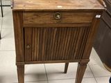 une petite table en bois surmontée d'un tiroir