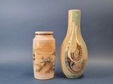 deux vases placés l'un à côté de l'autre sur un fond bleu