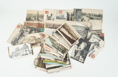 de nombreuses cartes postales anciennes posées sur la table