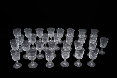 un grand nombre de verres à vin vides posés sur une table