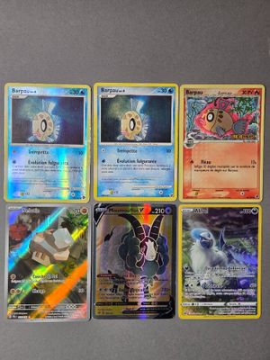 tout un tas de cartes Pokémon posées sur une table