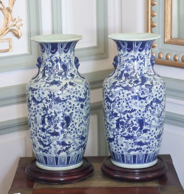 une paire de vases bleus et blancs posés sur une table en bois