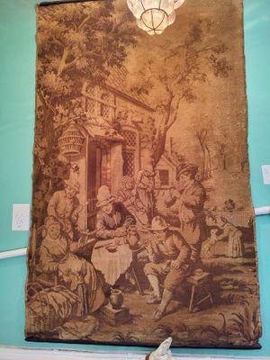 une grande tapisserie accrochée au mur d'une pièce