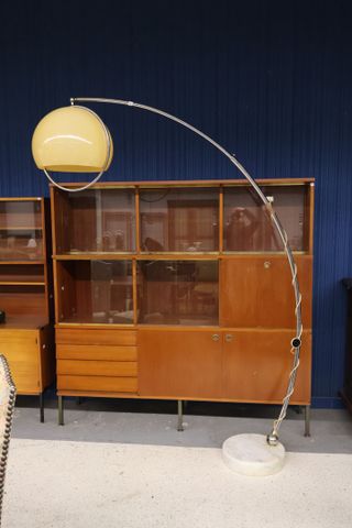 VINTAGE – Lampadaire de type Arc. Le fût télescopique et articulé...